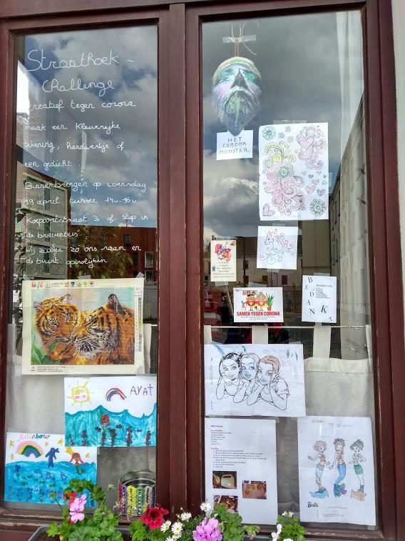 raam bureau straathoekwerk met creatief werk van gasten