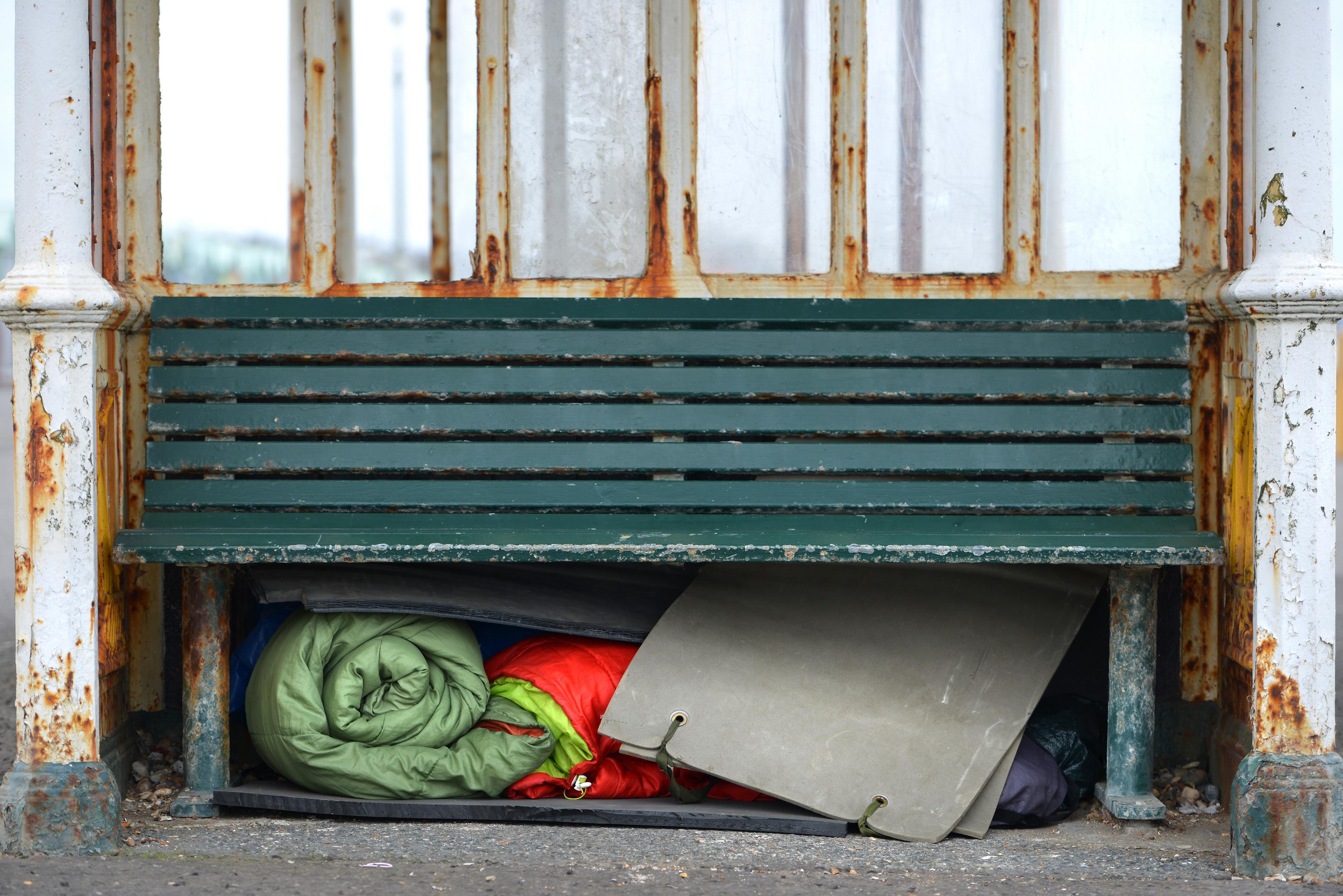 Spullen dakloze verborgen onder een bank